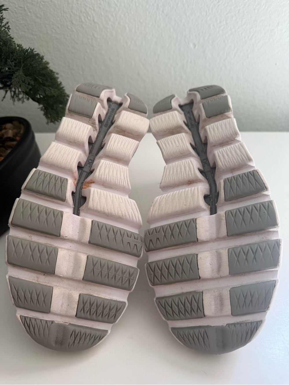 On running cloudswift Women size 8.5 Light Gray and White Cloud Running Shoe - Picture 8 of 10
